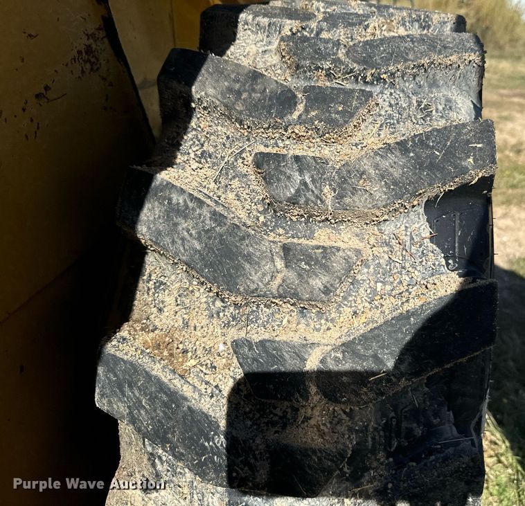 image for item DX3633 2005 John Deere 320 skid steer loader