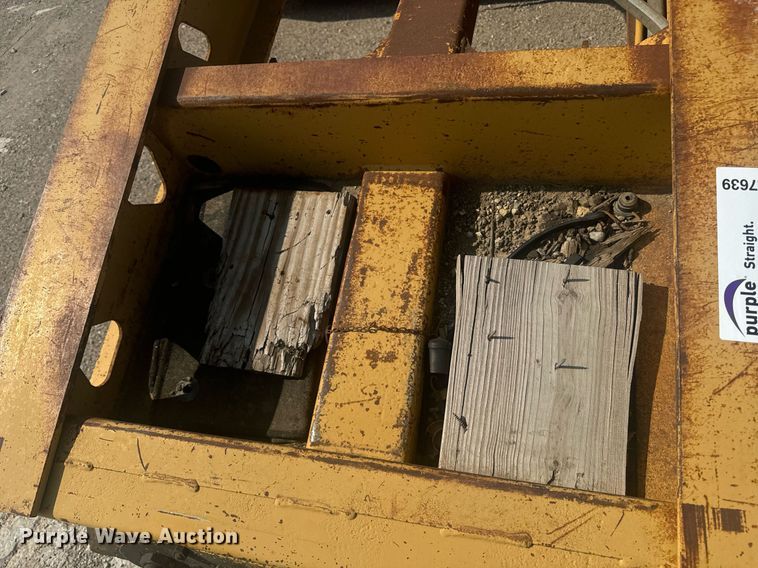 image for item EE7639 1994 Trail King lowboy equipment trailer