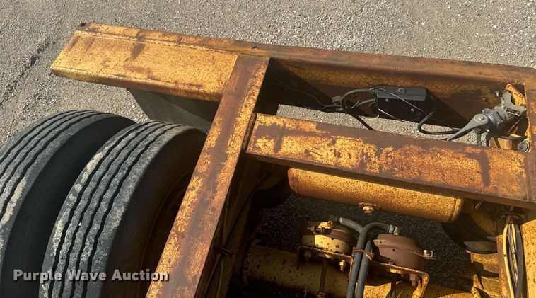 image for item EE7639 1994 Trail King lowboy equipment trailer