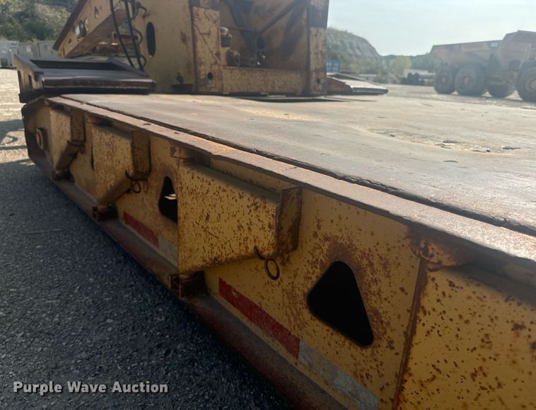 image for item EE7639 1994 Trail King lowboy equipment trailer