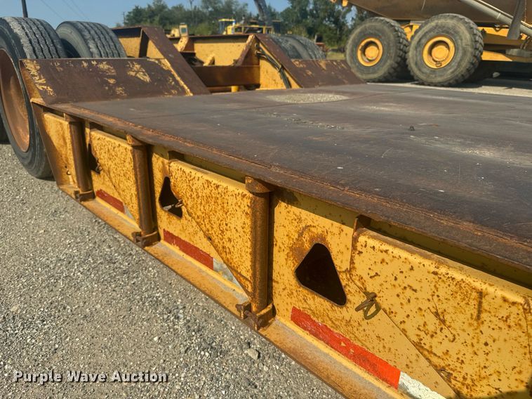 image for item EE7639 1994 Trail King lowboy equipment trailer