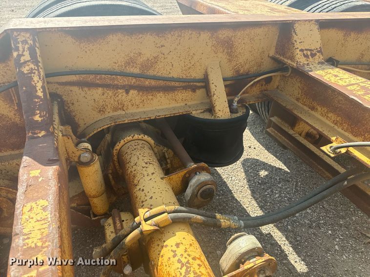 image for item EE7639 1994 Trail King lowboy equipment trailer