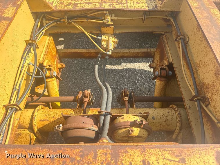 image for item EE7639 1994 Trail King lowboy equipment trailer