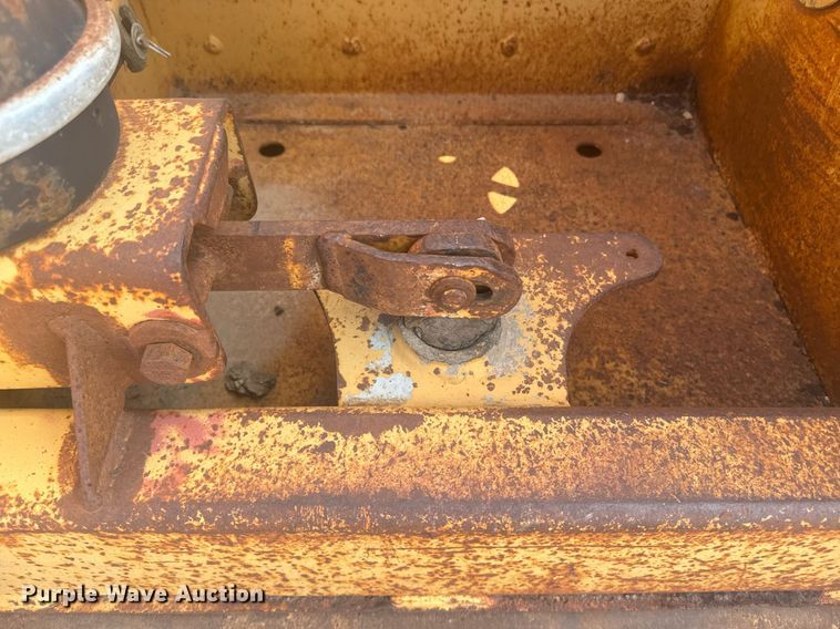 image for item EE7639 1994 Trail King lowboy equipment trailer