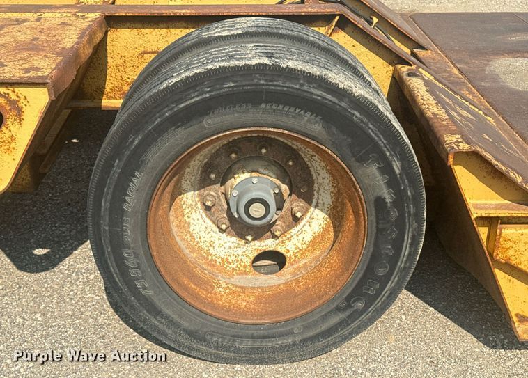 image for item EE7639 1994 Trail King lowboy equipment trailer