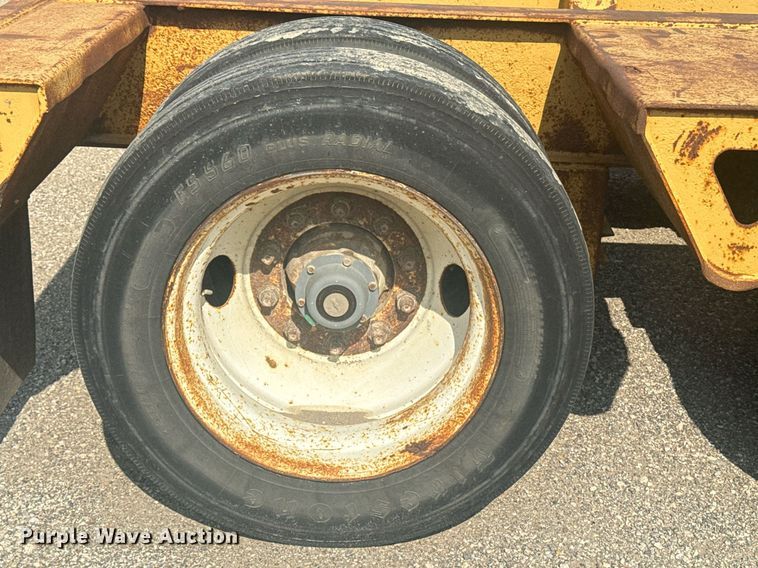 image for item EE7639 1994 Trail King lowboy equipment trailer