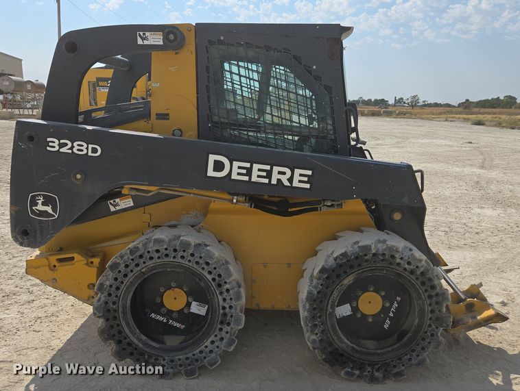 image for item EE7824 2011 John Deere 328D skid steer loader