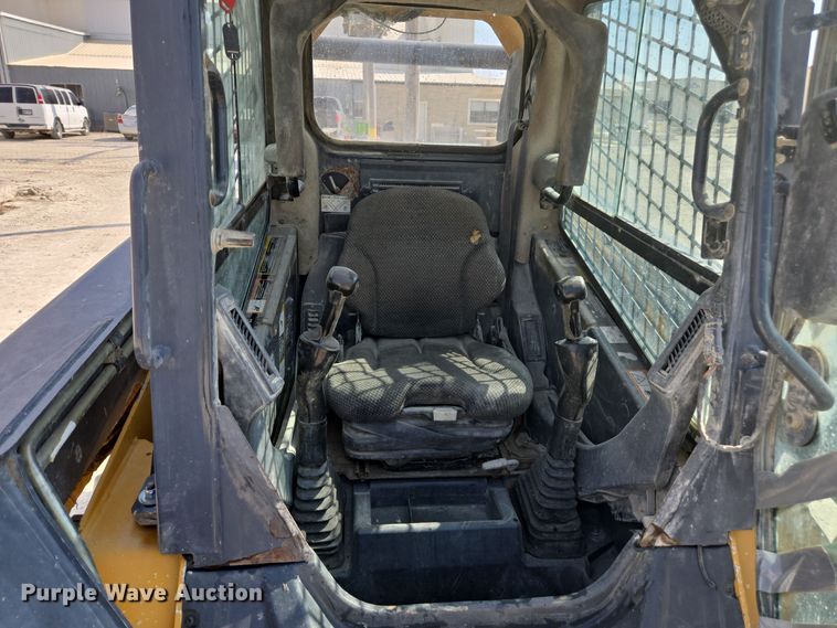 image for item EE7824 2011 John Deere 328D skid steer loader