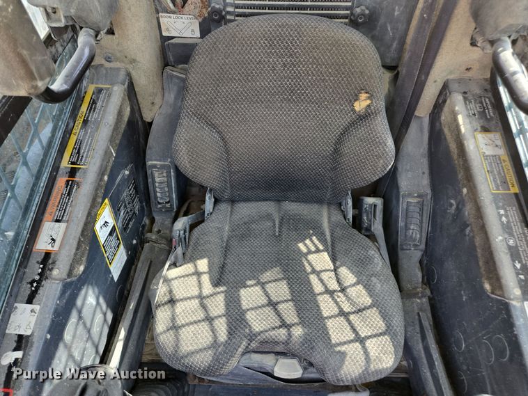 image for item EE7824 2011 John Deere 328D skid steer loader