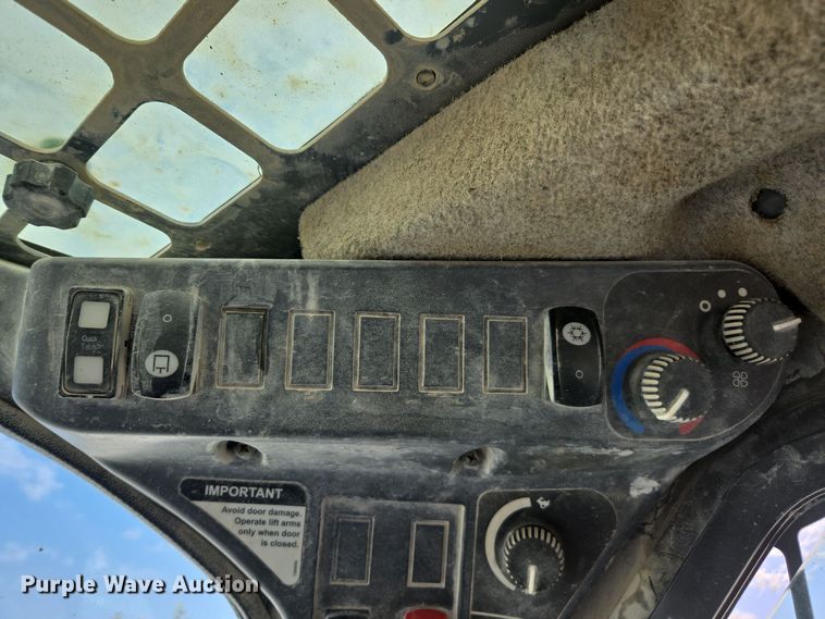 image for item EE7824 2011 John Deere 328D skid steer loader