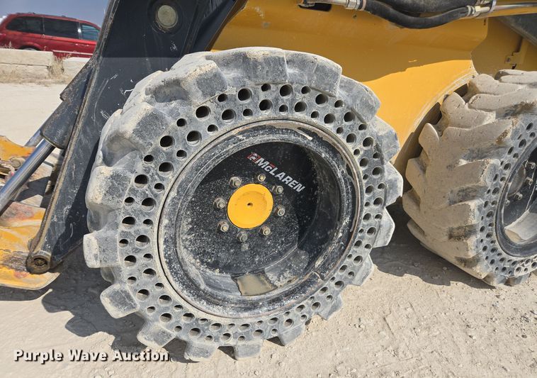 image for item EE7824 2011 John Deere 328D skid steer loader