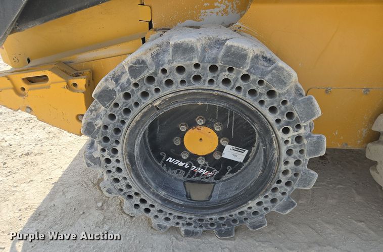 image for item EE7824 2011 John Deere 328D skid steer loader