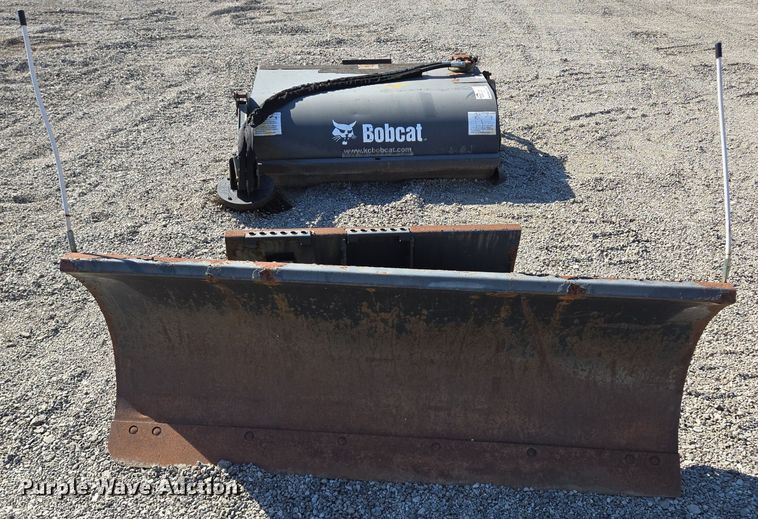 image for item EE8565 2007 Bobcat  skid steer snow pusher