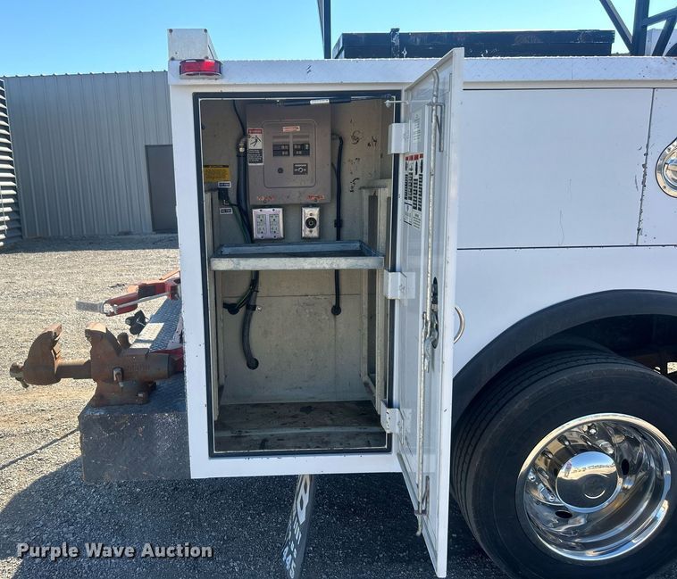 image for item EG1107 2008 GMC C5500 utility / service truck