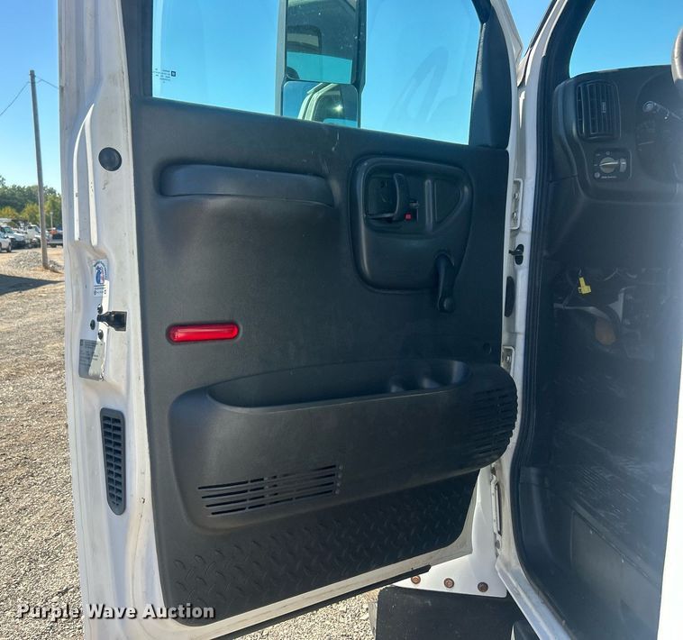 image for item EG1107 2008 GMC C5500 utility / service truck