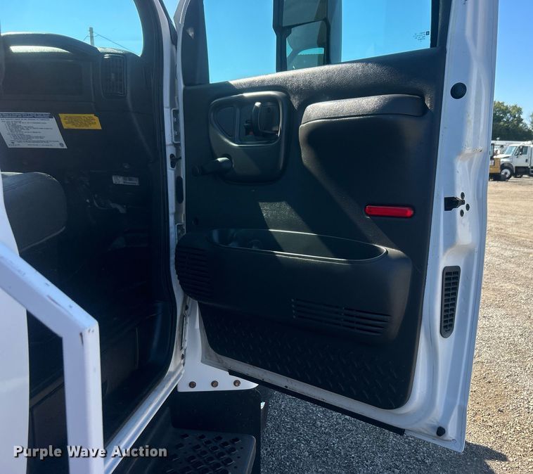 image for item EG1107 2008 GMC C5500 utility / service truck