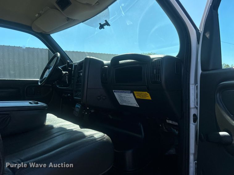 image for item EG1107 2008 GMC C5500 utility / service truck