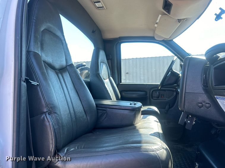 image for item EG1107 2008 GMC C5500 utility / service truck