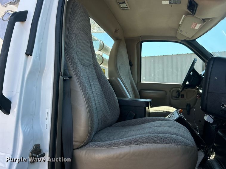 image for item EG1115 2009 GMC C8500 bucket truck