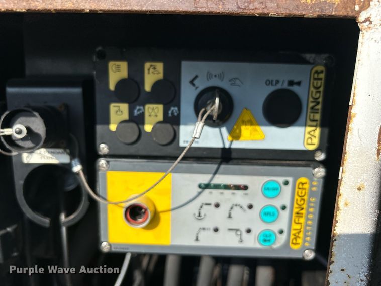 image for item EG1132 2009 International  7500 Crew Cab crane truck