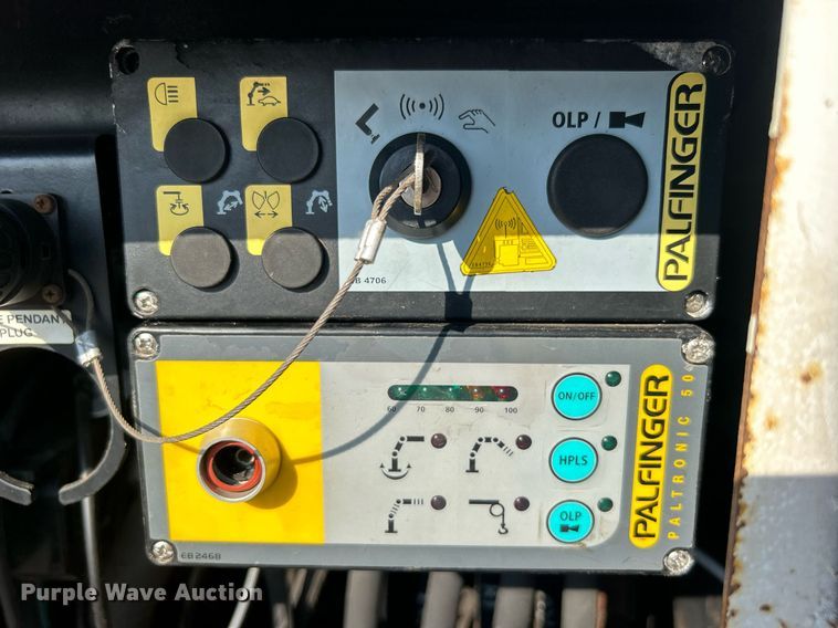 image for item EG1132 2009 International  7500 Crew Cab crane truck