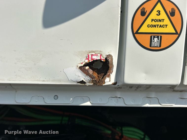 image for item EG1132 2009 International  7500 Crew Cab crane truck