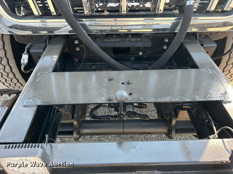 image for item EG1132 2009 International  7500 Crew Cab crane truck