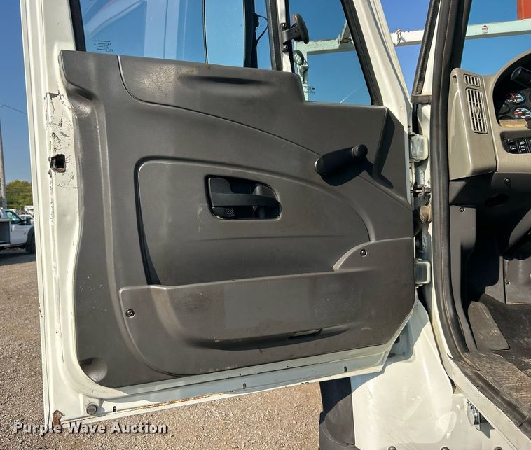 image for item EG1132 2009 International  7500 Crew Cab crane truck