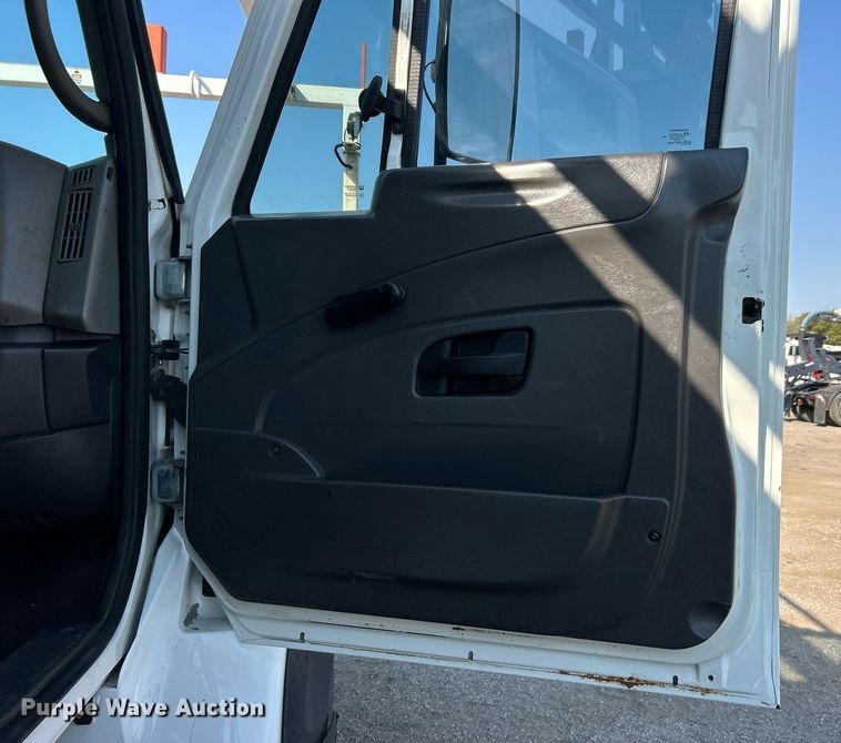 image for item EG1132 2009 International  7500 Crew Cab crane truck