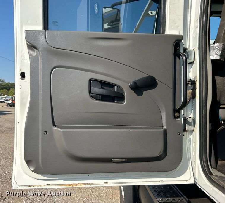 image for item EG1132 2009 International  7500 Crew Cab crane truck