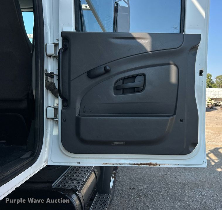 image for item EG1132 2009 International  7500 Crew Cab crane truck