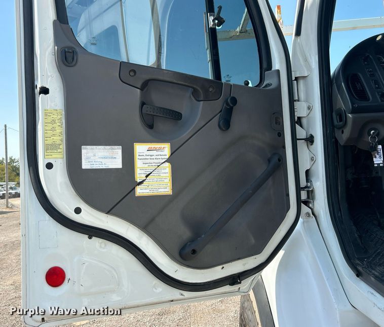 image for item EG1135 2007 Freightliner  Business Class M2 crane truck