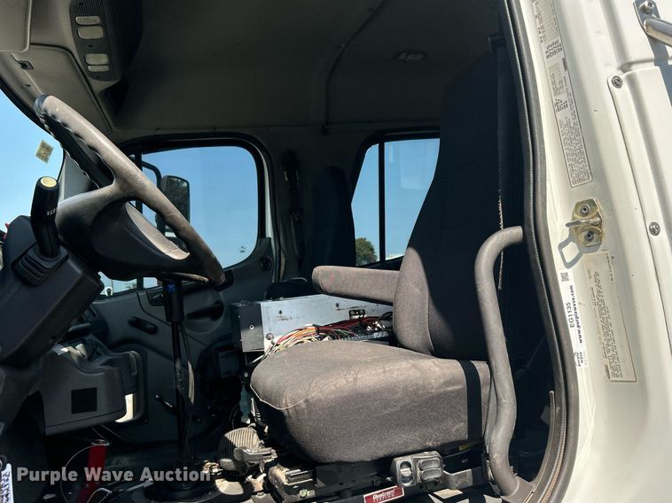 image for item EG1135 2007 Freightliner  Business Class M2 crane truck