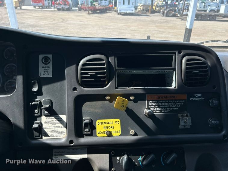image for item EG1135 2007 Freightliner  Business Class M2 crane truck