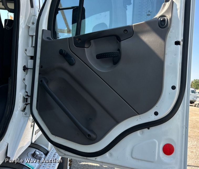 image for item EG1135 2007 Freightliner  Business Class M2 crane truck