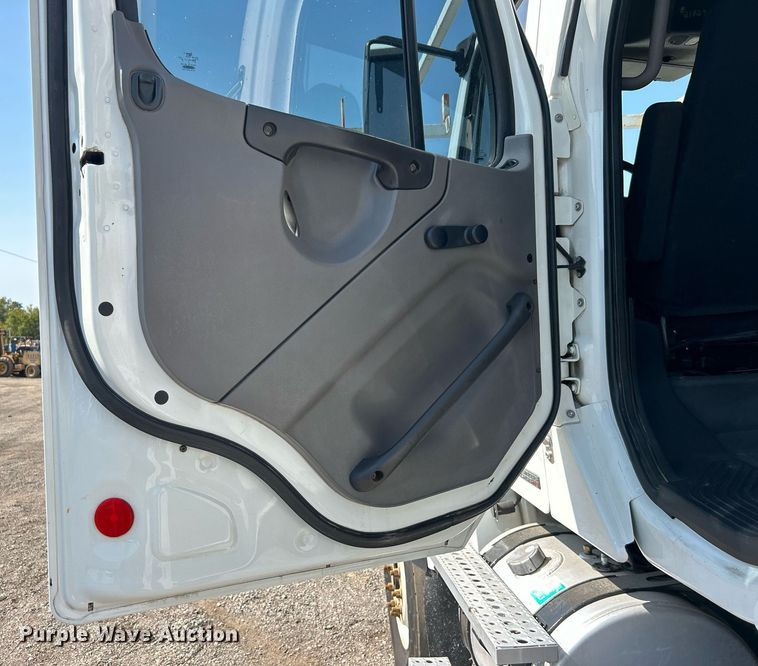 image for item EG1135 2007 Freightliner  Business Class M2 crane truck
