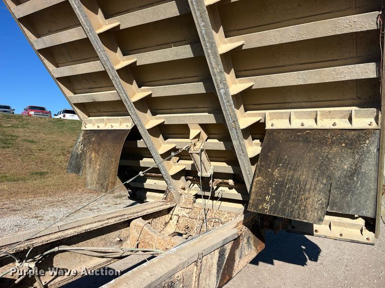 image for item EH2869 1992 Ford LTL9000 dump truck