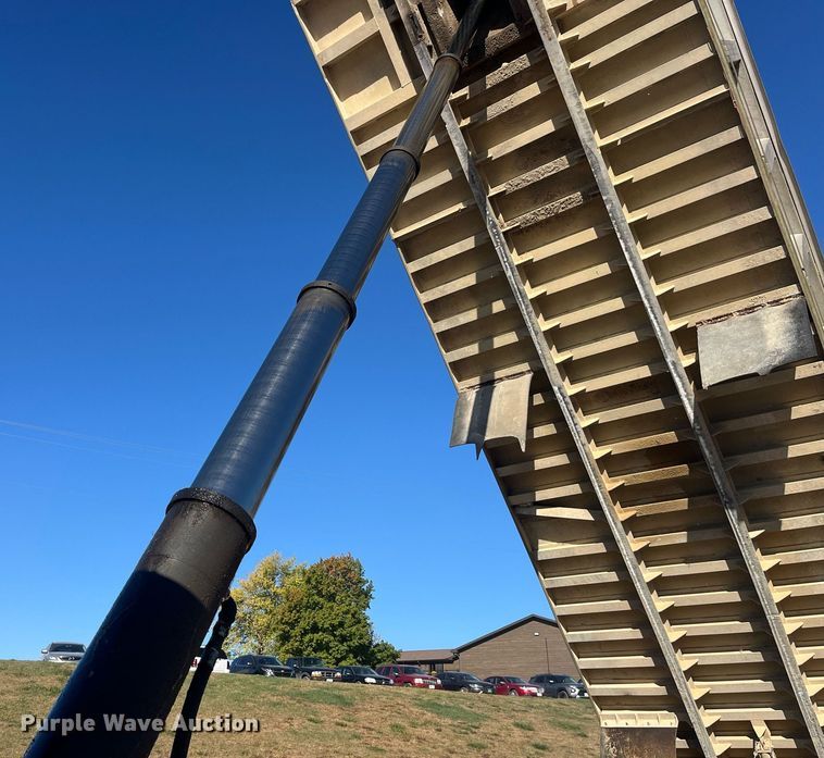 image for item EH2869 1992 Ford LTL9000 dump truck