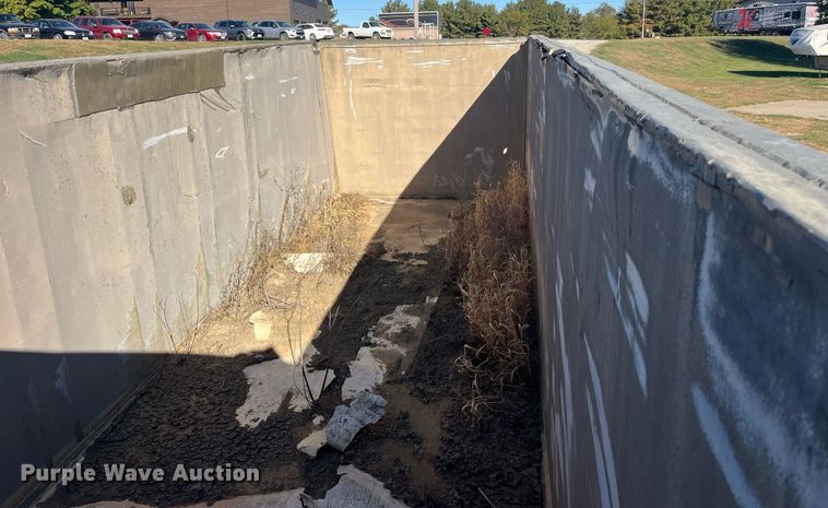 image for item EH2869 1992 Ford LTL9000 dump truck