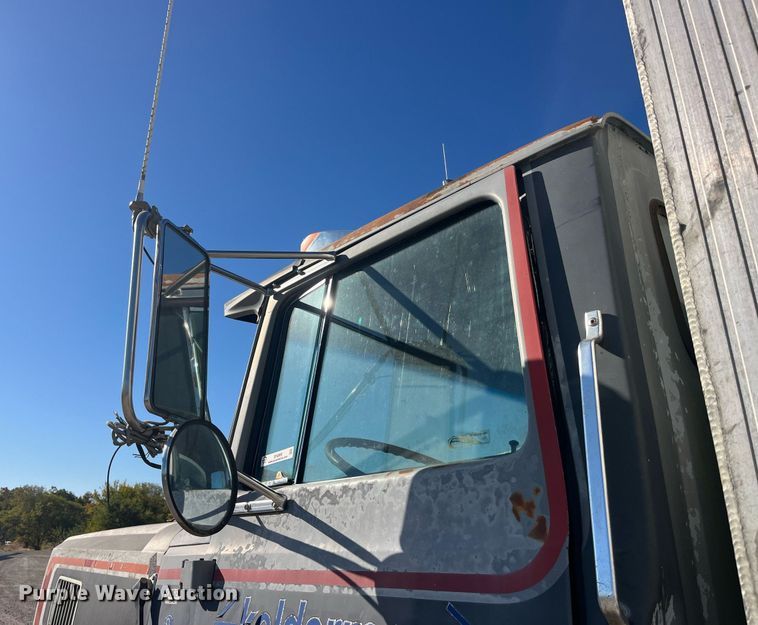 image for item EH2869 1992 Ford LTL9000 dump truck