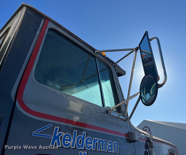 image for item EH2869 1992 Ford LTL9000 dump truck