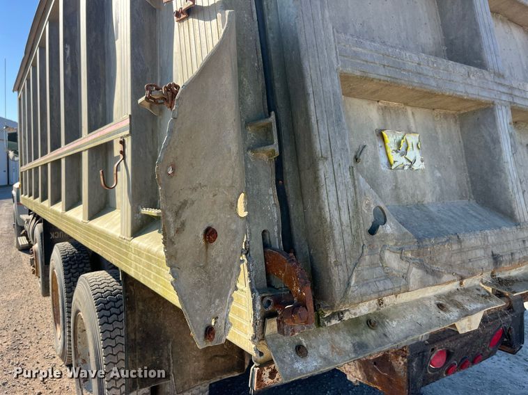 image for item EH2869 1992 Ford LTL9000 dump truck