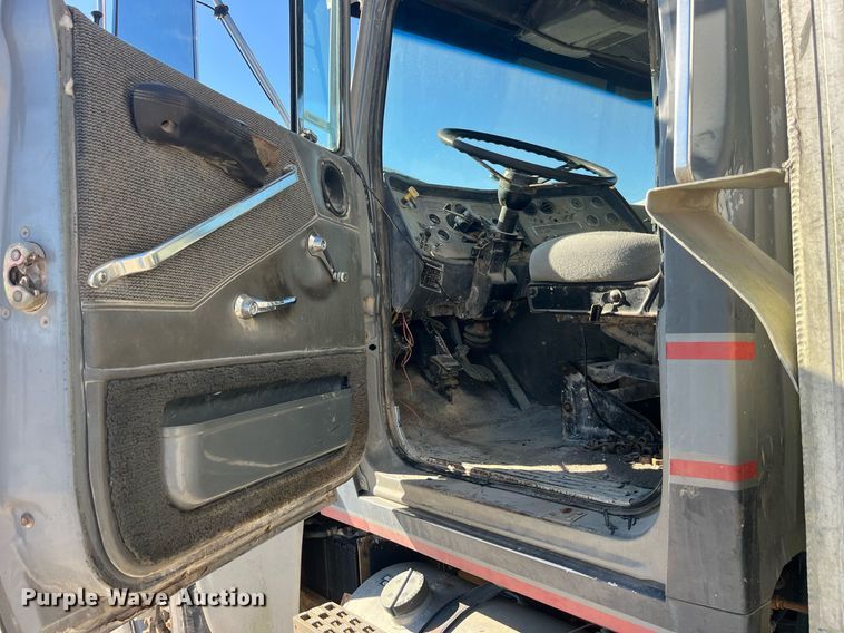 image for item EH2869 1992 Ford LTL9000 dump truck