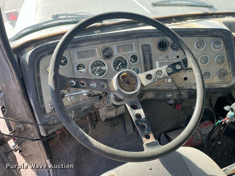 image for item EH2869 1992 Ford LTL9000 dump truck