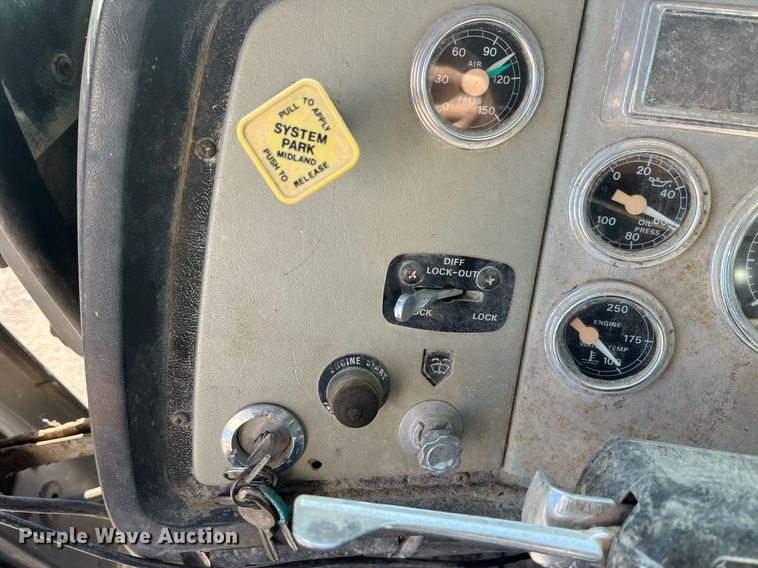 image for item EH2869 1992 Ford LTL9000 dump truck