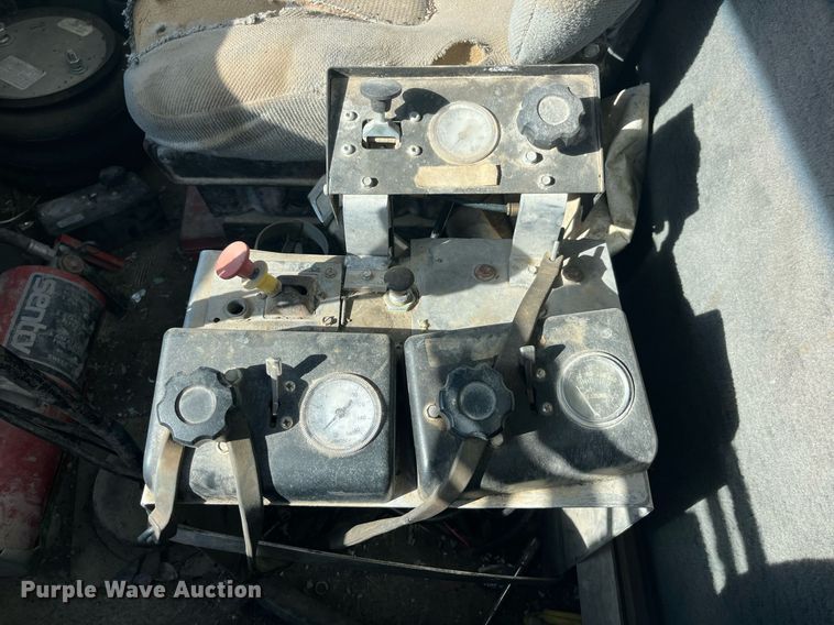 image for item EH2869 1992 Ford LTL9000 dump truck