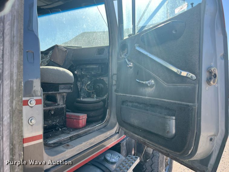 image for item EH2869 1992 Ford LTL9000 dump truck