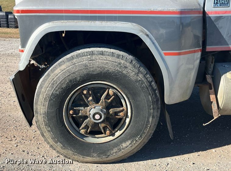 image for item EH2869 1992 Ford LTL9000 dump truck