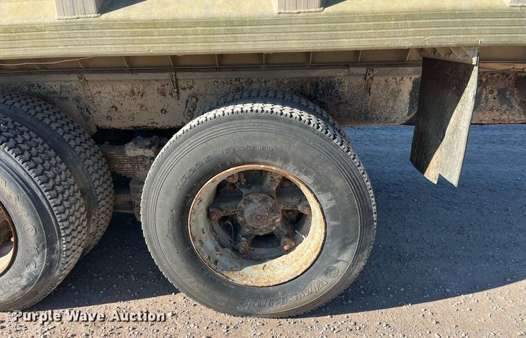 image for item EH2869 1992 Ford LTL9000 dump truck