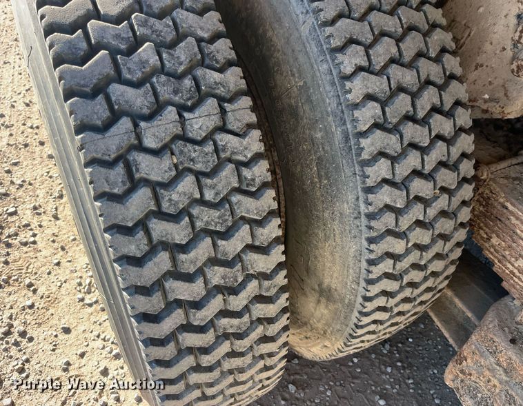 image for item EH2869 1992 Ford LTL9000 dump truck